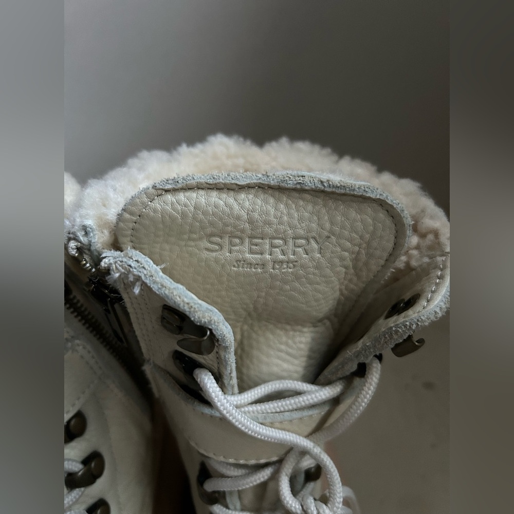 Sperry Leather Duck ๐ฆ Boots in Stylish Pink and Cream with Australian Sheep Fur. - Picture 3 of 9